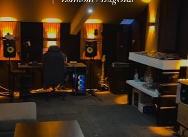 Noiz İstanbul kontrol odası, monitörler ve amber ışıklar